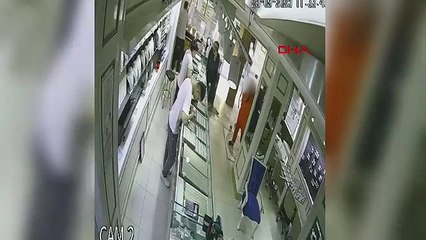 Hırsız tanıdık çıktı! Kuyumcuya altınları sattığı anlar kamerada