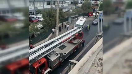 İzmir’de tır devrilip ,kupası viyadükte asılı kalmıştı, sürücü böyle kurtarıldı