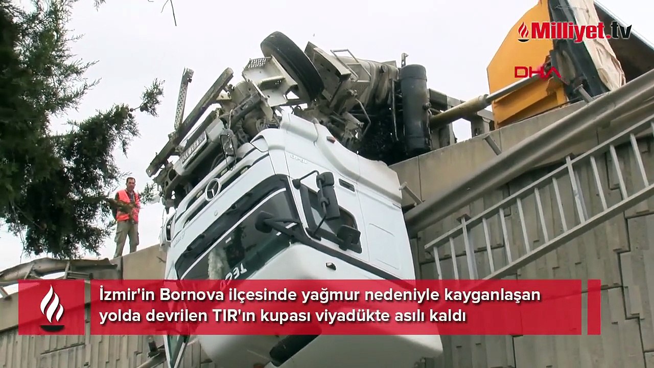 İzmir'de korku dolu dakikalar! Devrilen TIR viyadükte böyle asılı kaldı