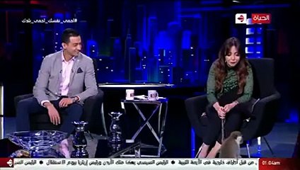 مذيعة تصرخ وتخرج من الاستوديو بعد مهاجمة قرد لها على الهواء