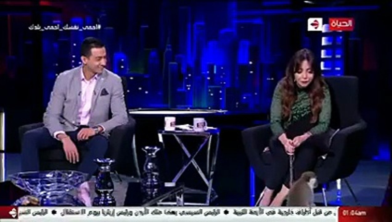 مذيعة تصرخ وتخرج من الاستوديو بعد مهاجمة قرد لها على الهواء