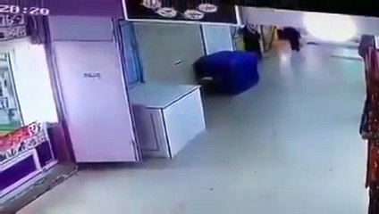 بالفيديو: شاب يتحرش بفتاة عدة مرات ويعتدي عليها في أحد الأسواق