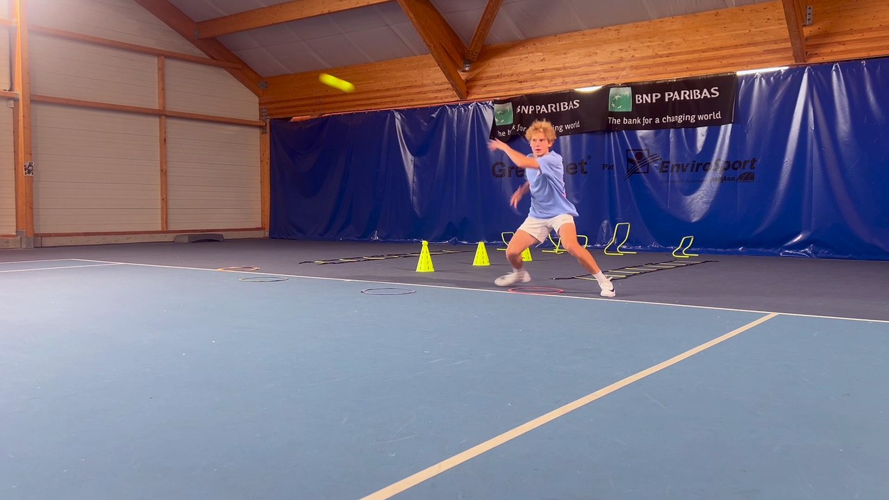 variations sollicitations musculaires et coordination tennis