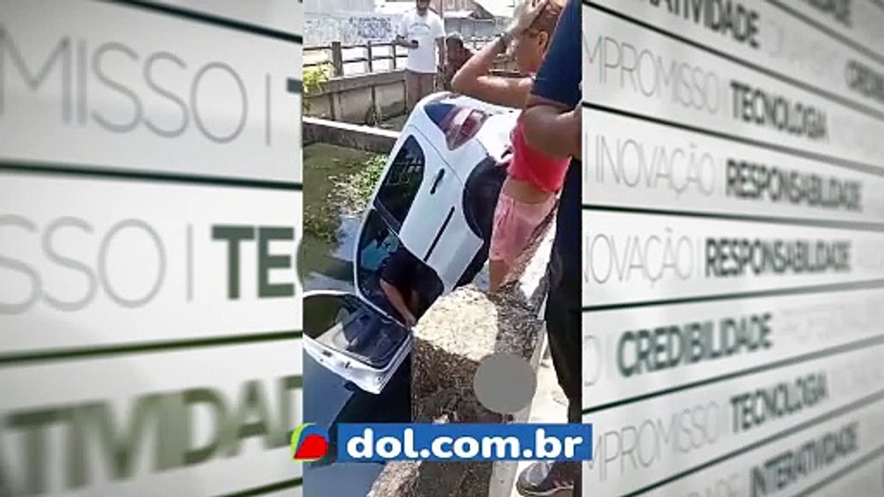 Carro cai em canal da Bernardo Sayão em Belém