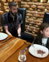 شاهدي كريم بنزيما يتناول لحماً مطلي بالذهب في دبي !