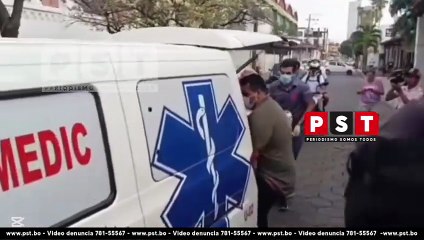 Accidente de tránsito auto queda volcado scz