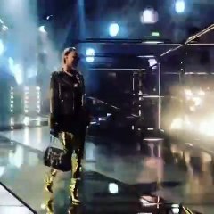 ملابس جلدية ونقشات استوائية لإطلالة خريفية من Philipp Plein