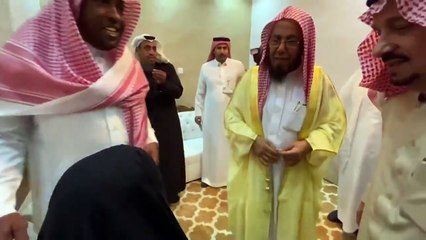 شاهدي: أمير الرياض يُقَبِّل رأس سيدة ثمانينية ترفع علم المملكة منذ 52 عاماً