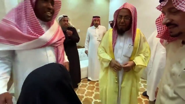 شاهدي: أمير الرياض يُقَبِّل رأس سيدة ثمانينية ترفع علم المملكة منذ 52 عاماً