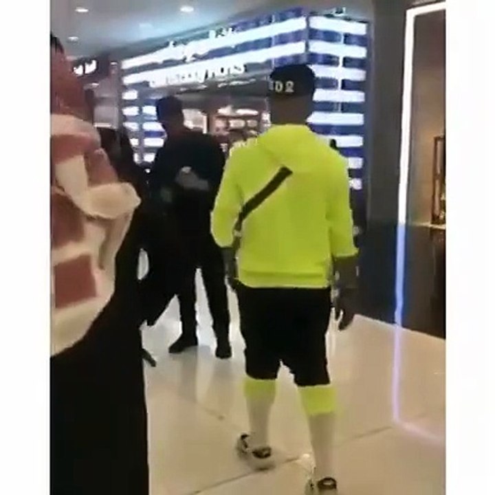 شاهدي ماذا فعل الفنّان سعد لمجرد بأحد مولات الرياض