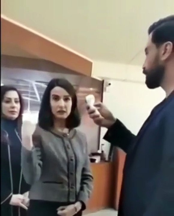 معتصم النهار يفحص زملاءه قبل بدء التصوير خوفاً...