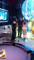 Bà nuôi dạy con trai mình vô cùng vất vả, rồi mới phát hiện ra chồng quá cố đã trắng trợn đính hôn với một người phụ nữ khác. Tại tiệc đính hôn, bà xuất hiện trong một chiếc váy lộng lẫy và phá hỏng hoàn toàn không khí, phá hỏng hoàn toàn hạnh phúc được v