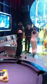 Bà nuôi dạy con trai mình vô cùng vất vả, rồi mới phát hiện ra chồng quá cố đã trắng trợn đính hôn với một người phụ nữ khác. Tại tiệc đính hôn, bà xuất hiện trong một chiếc váy lộng lẫy và phá hỏng hoàn toàn không khí, phá hỏng hoàn toàn hạnh phúc được v