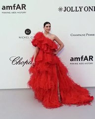 اللون الأحمر هو المثالي لتتألّقي به في موسم الأعياد