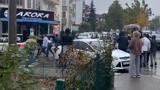 Balıkesir'de polisin dur ihtarına uymayan sürücü yayaya ve iki araca çarptı