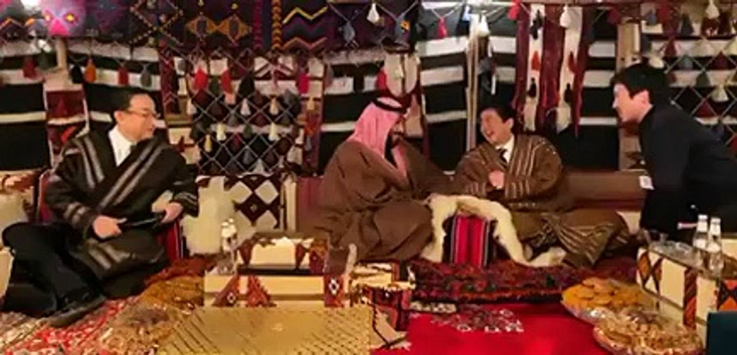 بالفيديو: ولي عهد السعودية يستضيف رئيس الوزراء الياباني داخل خيمته