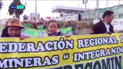 Mineros cooperativistas marchan en La Paz.