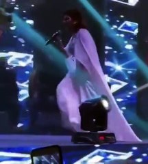 أصالة حافية القدمين على خشبة المسرح في الكويت