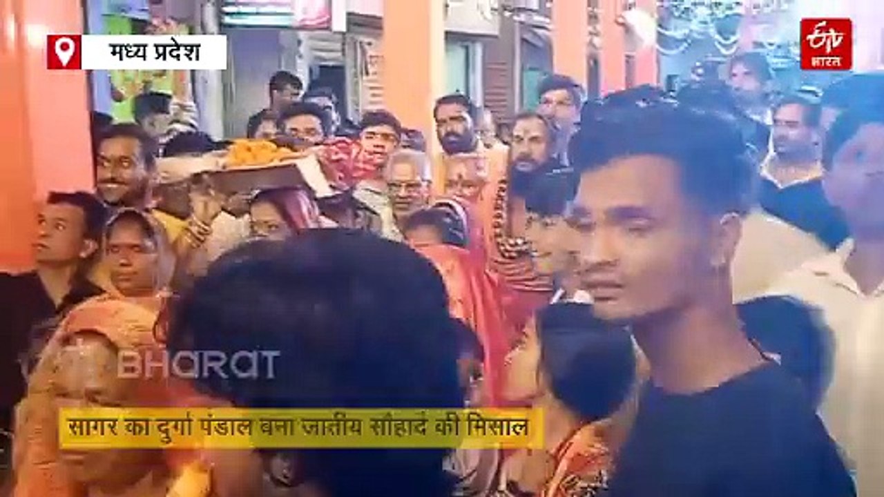 दुर्गा पंडाल ने मिटाई दूरियां, कभी दूर खडे़ होकर दर्शन करने वाले दलितों ने चढ़ाई मां को चुनरी