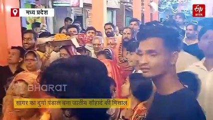 दुर्गा पंडाल ने मिटाई दूरियां, कभी दूर खडे़ होकर दर्शन करने वाले दलितों ने चढ़ाई मां को चुनरी