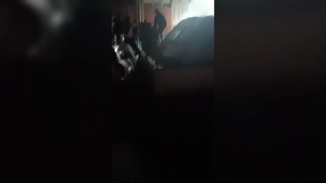 Livorno, litiga con dei ragazzi e li investe in auto: le immagini choc