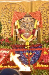 दुनिया से जो मै हारा तो आया तेरे द्वार, यहां से गर जो हारा तो कहां जाऊंगा मेरी मां