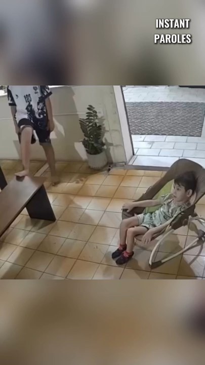 Ce petit garçon atteint de paralysie cérébrale bouge devant ses deux grands-frères