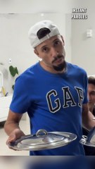 Ce père s’installe à table puis découvre une surprise spéciale