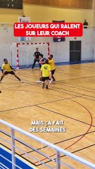 Les joueurs qui râlent au #handball, je vous vois comme ça...