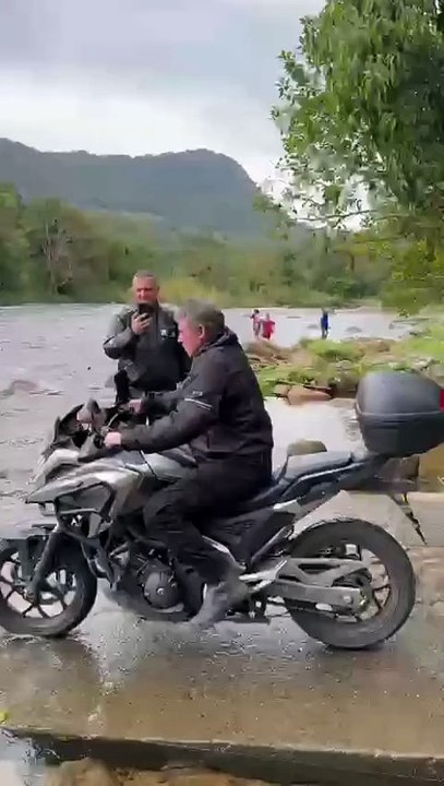 Piloto se aventura ao tentar atravessar ponte invertida e acaba levado pela correnteza em SC