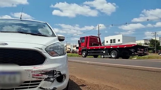 Caminhão-guincho e Ford Ka colidem na BR-277 em Santa Tereza do Oeste
