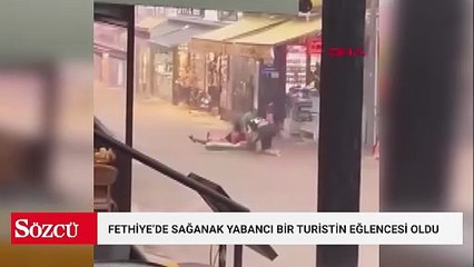 Fethiye’de sağanak yabancı bir turistin eğlencesi oldu