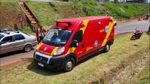 Mulher cai de motocicleta na marginal da BR-277, em Cascavel