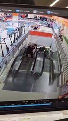 Transporter sa nouvelle TV sur un escalator... raté