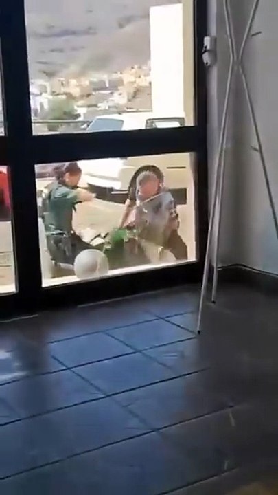 Forcejeo entre un hombre y una agente de la Guardia Civil y un agente de la Policía Local en La Gomera