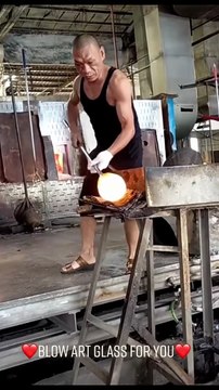 Souffleur de verre, un métier qui nécessite beaucoup de souffle
