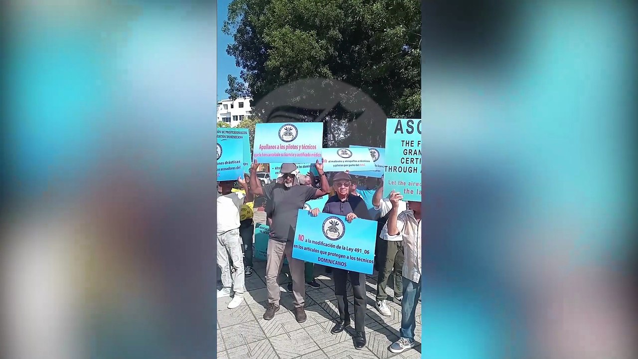 "Estamos hartos de promesas", psicólogos y pilotos llevan sus reclamos hasta el Palacio Nacional