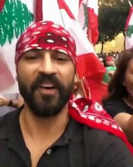 نادين نجيم تشارك في مظاهرات لبنان بهتافات "ثورة"