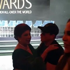 شاروخان يقدّم الجائزة لرجاء الجداوي وفاندام يُقبِّل يدها