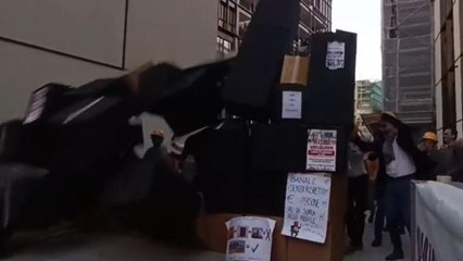 Firenze, flash mob sotto il «cubo nero»: «Abbattiamo la speculazione edilizia»