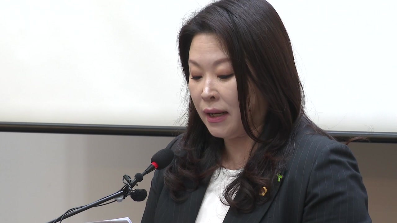 윤건영 충북교육감, 사업가로부터 '골프 접대' 의혹 / YTN