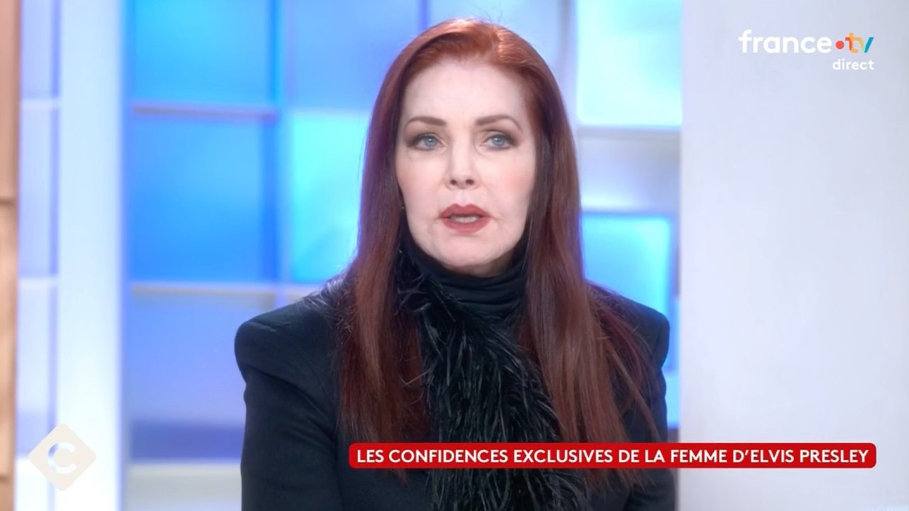 "Il était dans son cercueil..." : La femme d’Elvis Presley revient sur la mort du chanteur (VIDEO)
