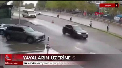 Bursa’da kamyonetin çarptığı servis minibüsü yayaların üzerine savruldu