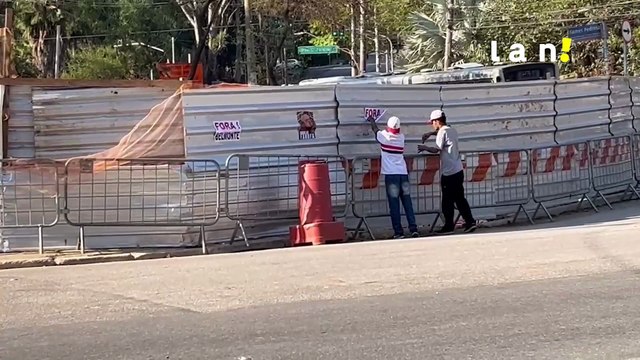 Torcida do São Paulo colando placas de protesto nos entornos do Morumbis