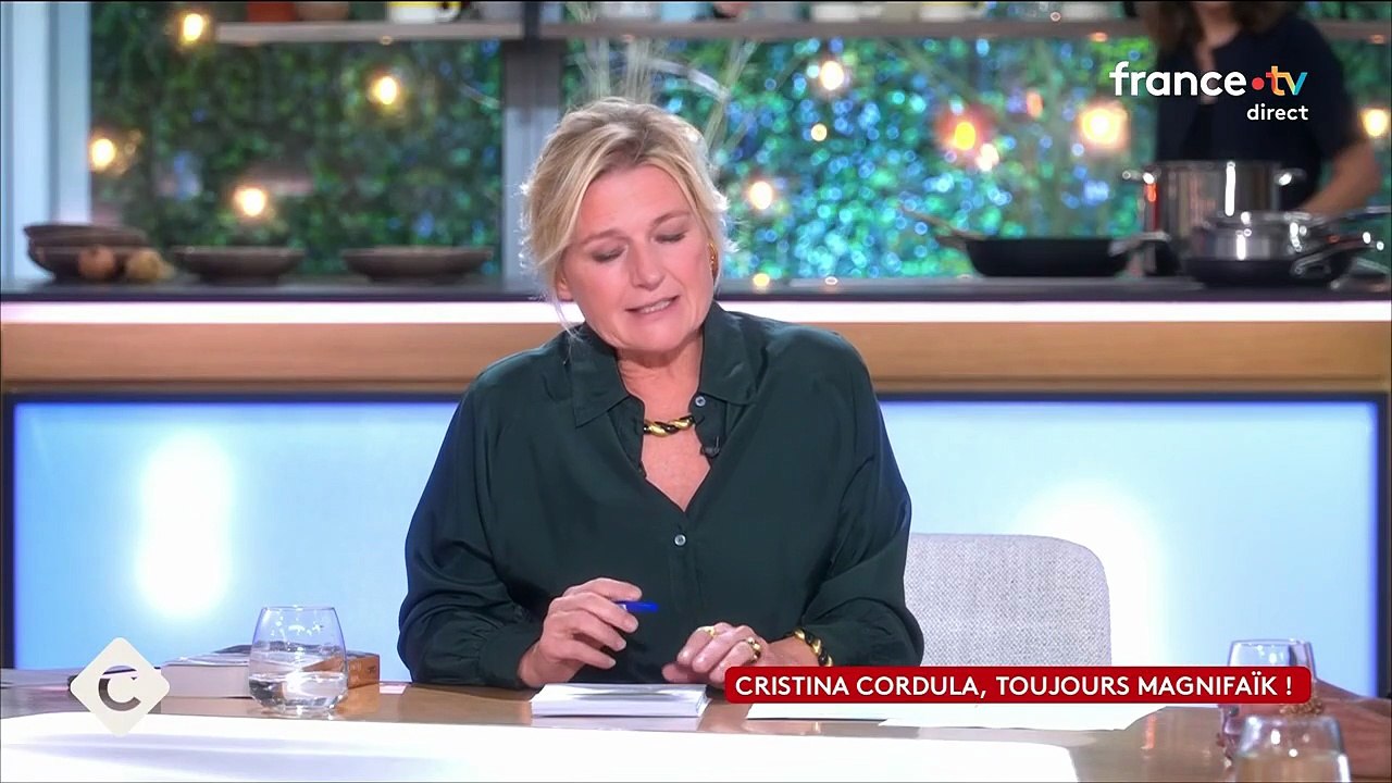VOICI - "Je n'étais pas dans les critères de beauté" : Cristina Cordula face aux critiques de ses camarades de classe sur le souhait de devenir mannequin (ZAP TV)