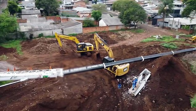 Imagens aéreas mostram guindaste tombado em obra na Região Norte de Cascavel