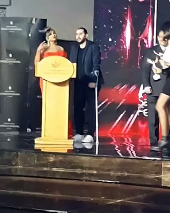 فيديو علي الطيّب بـ"عُكاز" أثناء تكريمه بـ"الفضائيات"