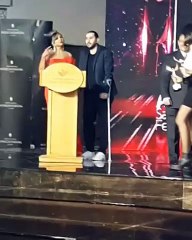 فيديو علي الطيّب بـ"عُكاز" أثناء تكريمه بـ"الفضائيات"