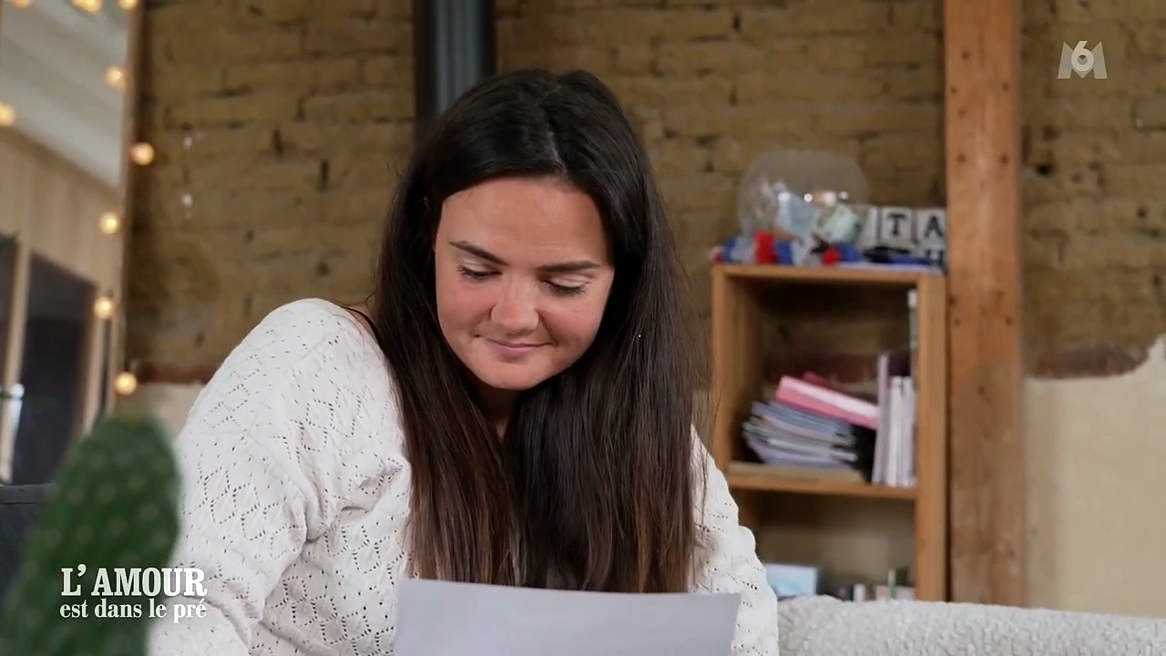 VOICI - "Il est tout nu !" : Célia reçoit une photo improbable d'un  prétendant dans L'amour est dans le pré (ZAPTV)