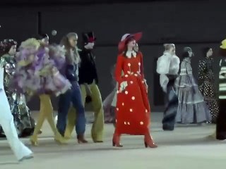 حصاد أسبوع نيويورك للموضة، ألوان قوية على العيون وتسريحات عمليّة